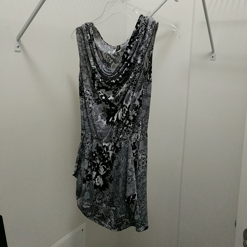 Shirt with pocket/pouch